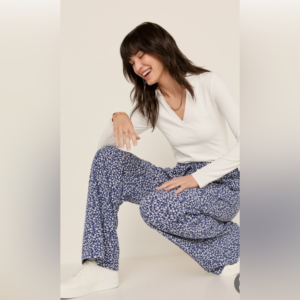 New Francesca’s Bianca Ditsy Floral Navy Blue Print Fluid Pants - Picture 3 of 6